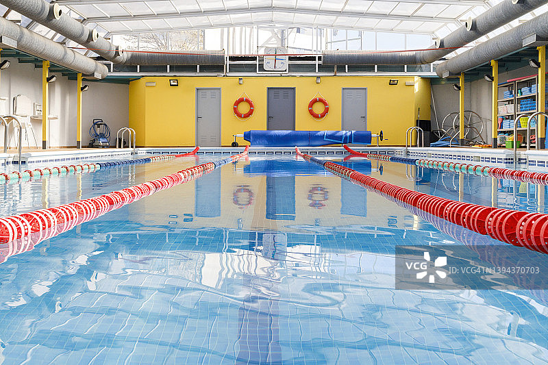 蓝色水域中带有泳道的空泳池图片素材