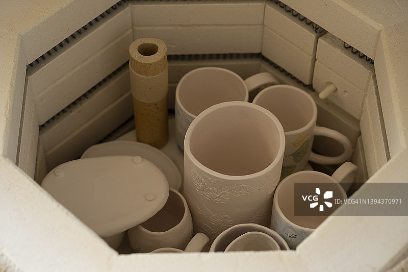 六边形容器中放置的陶瓷餐具图片素材