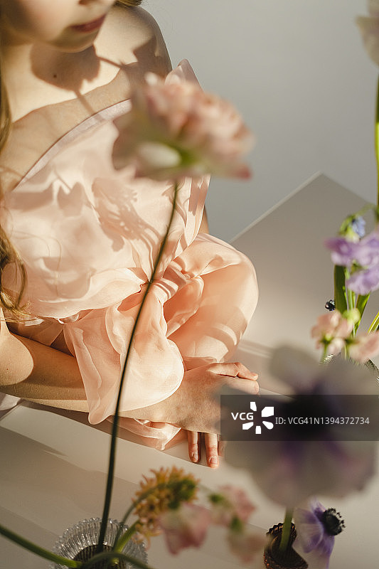 站在桌旁的持花女孩图片素材