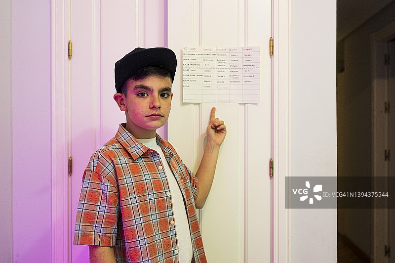 男孩在家门口展示个人记事本图片素材