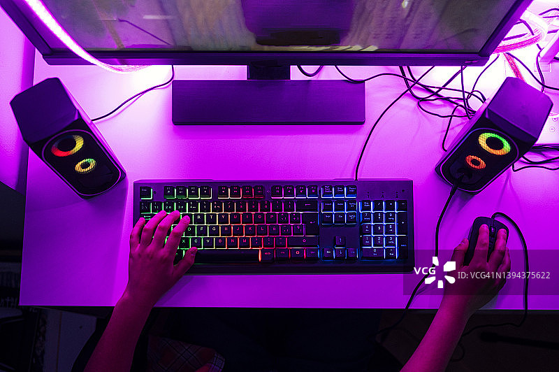 玩电脑游戏的男孩图片素材