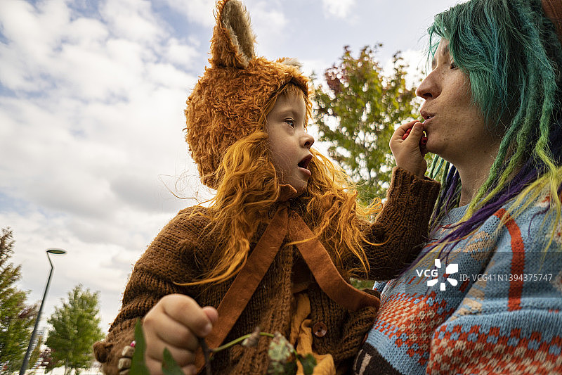 母亲在公园抱着女儿图片素材