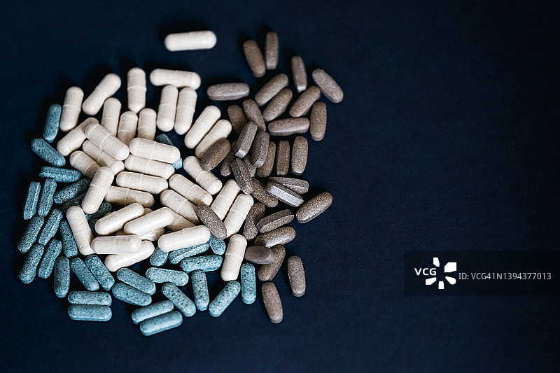 螺旋藻药丸和草药胶囊营养补充剂图片素材