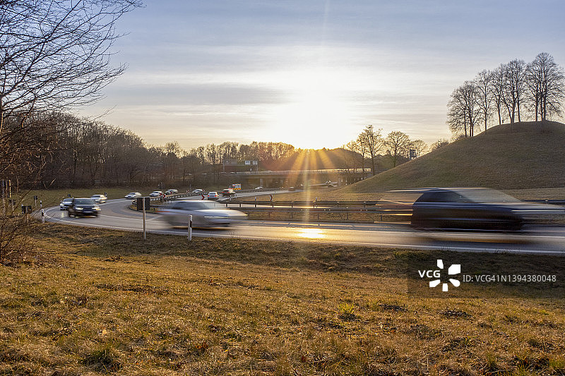 德国巴伐利亚慕尼黑：秋日夕阳下，汽车行驶在米特勒环路上图片素材