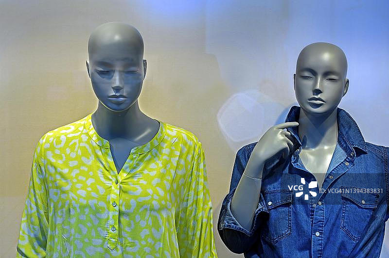 穿着休闲服装的时尚娃娃，德国，巴伐利亚，肯普滕，阿尔高图片素材