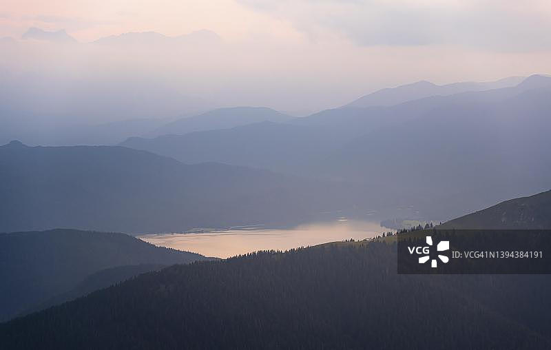 瓦尔兴湖的日落倒影，德国巴伐利亚阿尔卑斯山图片素材