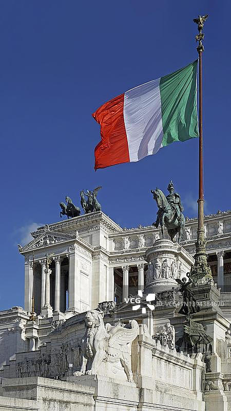 意大利国旗在风中飘扬，维托里亚诺纪念馆，威尼斯广场，罗马，拉齐奥，意大利图片素材