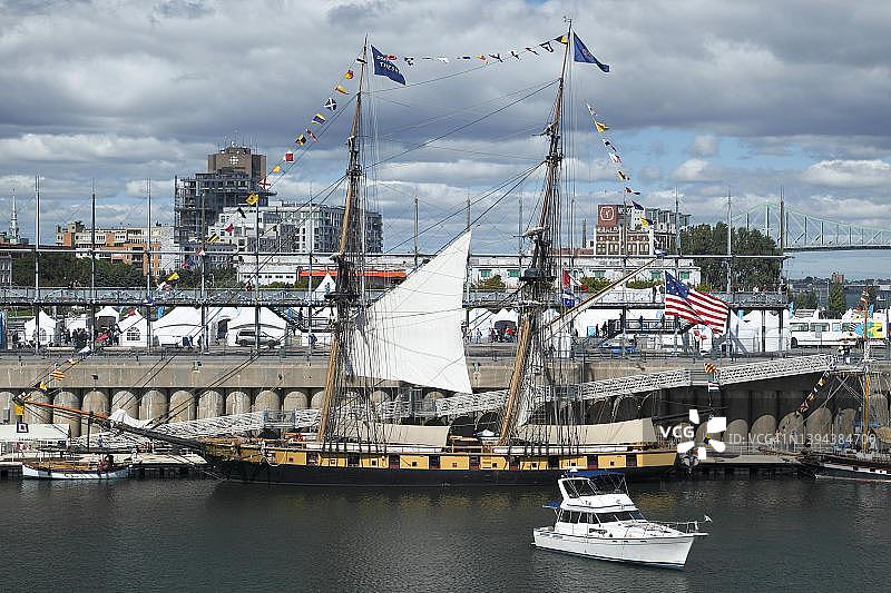 加拿大魁北克省蒙特利尔老港的高桅横帆船图片素材