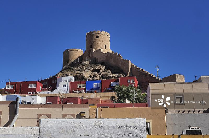西班牙安达卢西亚阿尔梅里亚的阿尔卡萨巴摩尔人堡垒，位于La Chanca区，有红色和蓝色房屋图片素材