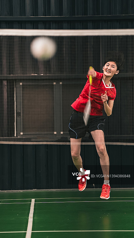 羽毛球精神：扣杀图片素材