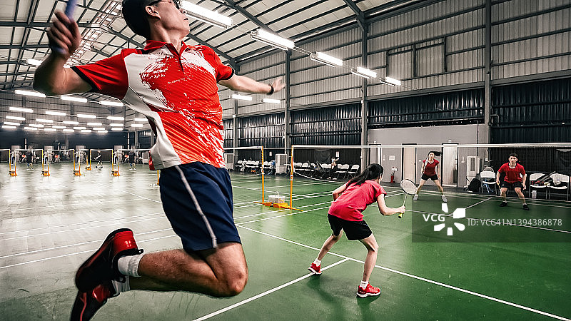 “羽毛球精神”在比赛中起跳扣杀图片素材