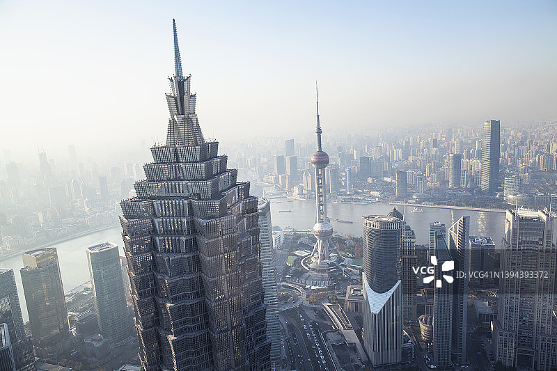 上海浦东区市中心的东方明珠塔和金茂大厦图片素材