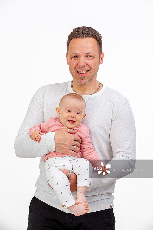 父亲抱着新生女婴图片素材