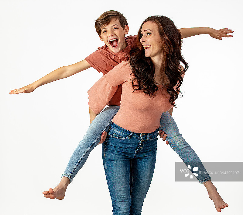 母亲给儿子背上图片素材