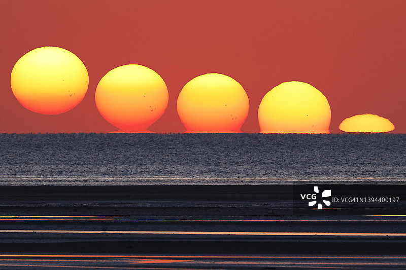 法国诺曼底壮观的日落景色图片素材