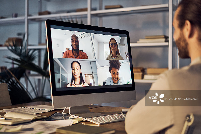 五个商务人士在工作中通过电脑进行虚拟会议图片素材