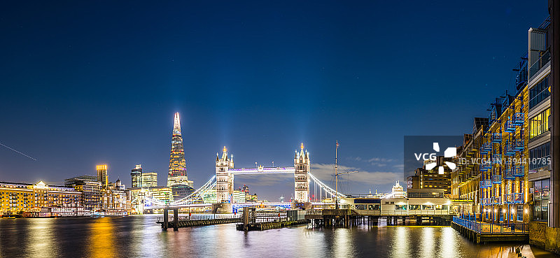 伦敦塔桥和碎片大厦夜景泰晤士河全景图片素材