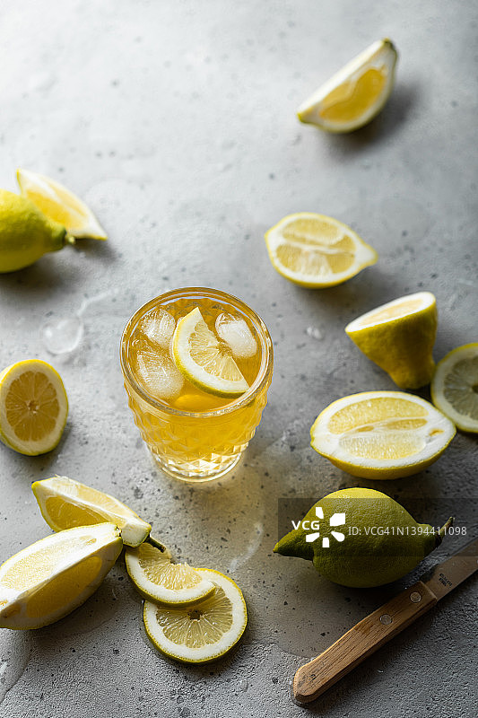 新鲜柠檬汁和冰镇柠檬片图片素材