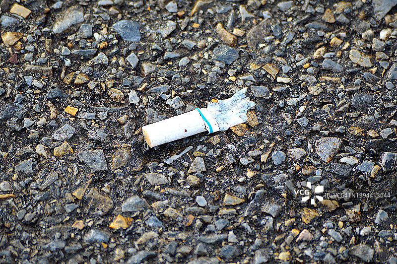 沥青路面上的烟头图片素材