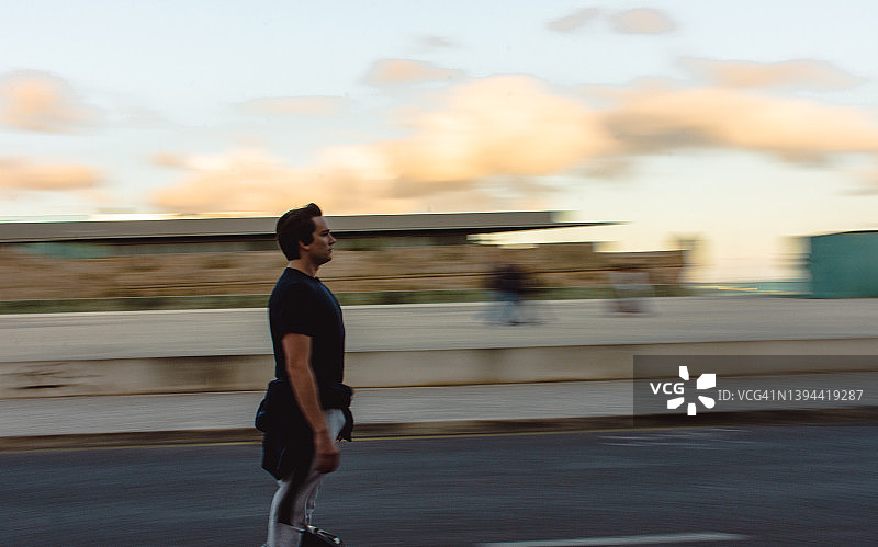 男人骑着电动独轮车在卡斯卡伊斯附近行驶图片素材