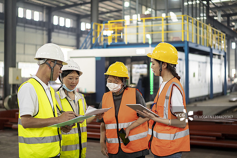 在工厂里讨论问题的亚洲工程师图片素材