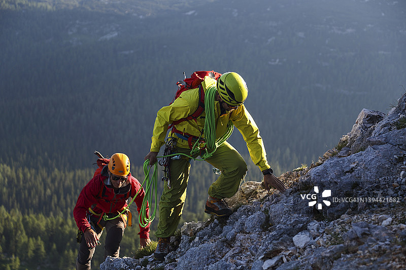 攀岩者互相帮助图片素材