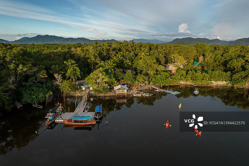日落时分红树林河流皮划艇旅游航拍图片素材