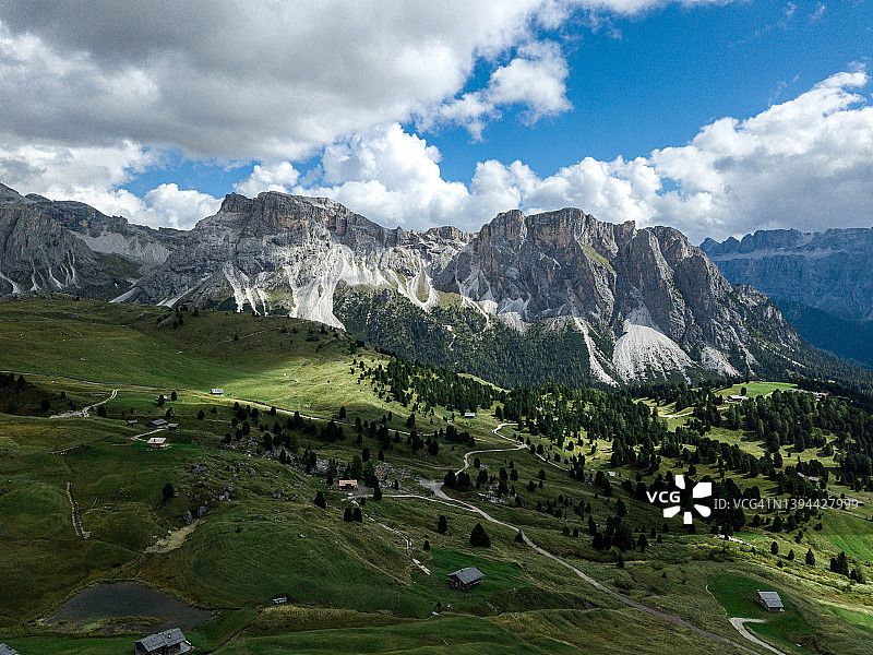 多洛米蒂山脉晴日风光全景图片素材