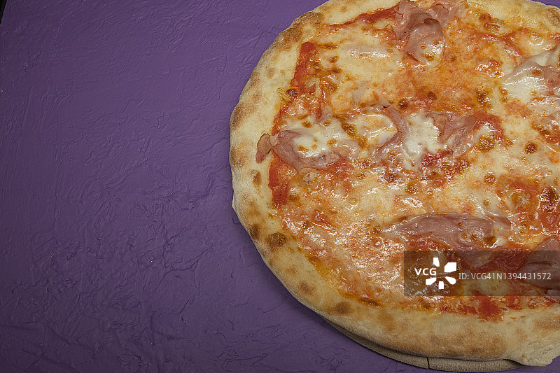 紫色背景上的披萨图片素材