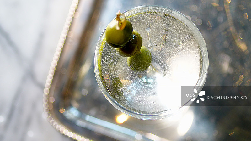 经典禁酒风马提尼：杜松子酒或伏特加与绿橄榄图片素材