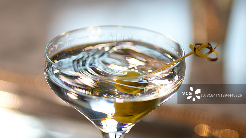 经典禁酒风马提尼：杜松子酒或伏特加与绿橄榄图片素材
