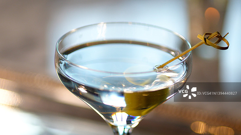 经典禁酒风马提尼：杜松子酒或伏特加与绿橄榄图片素材