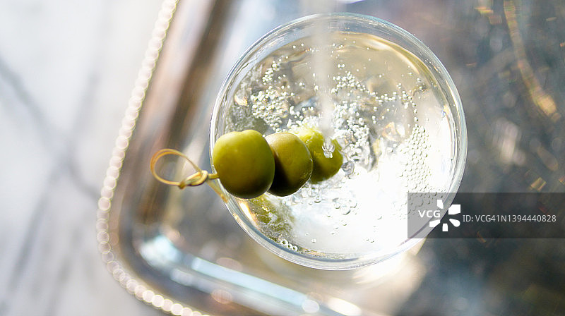 经典禁酒风马提尼：杜松子酒或伏特加与绿橄榄图片素材