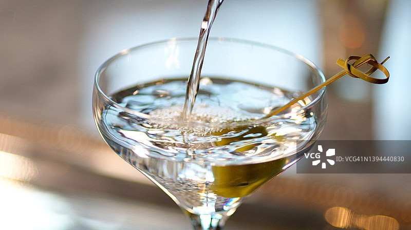 经典禁酒令风格马提尼，倒入金酒或伏特加和绿橄榄图片素材