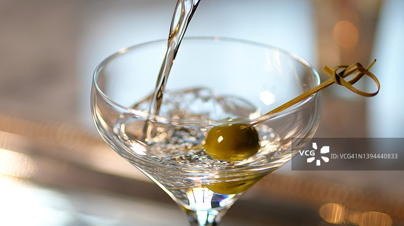 经典禁酒令风格马提尼，倒入金酒或伏特加和绿橄榄图片素材