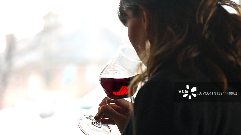 品尝红酒的侍酒师图片素材