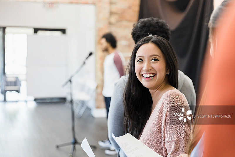 女演员在等待试镜时笑着和朋友打招呼图片素材