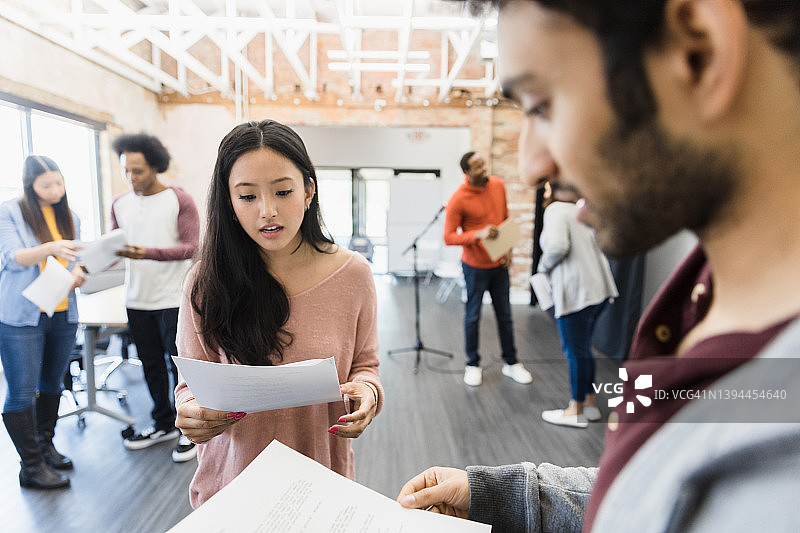 演员们在试镜前练习台词图片素材