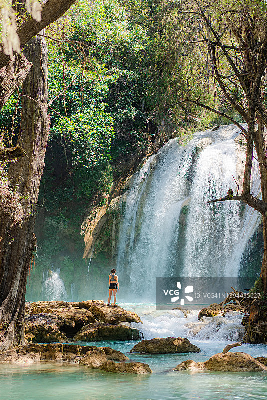 在墨西哥恰帕斯埃尔奇夫隆瀑布附近的女人图片素材