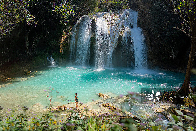 在墨西哥恰帕斯埃尔奇夫隆瀑布附近的女人图片素材