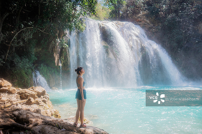 在墨西哥恰帕斯埃尔奇夫隆瀑布附近的女人图片素材