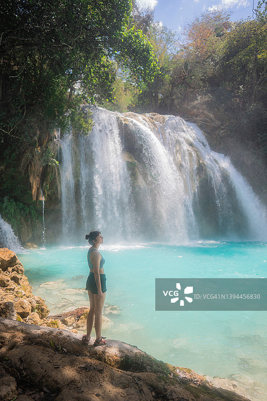 在墨西哥恰帕斯埃尔奇夫隆瀑布附近的女人图片素材