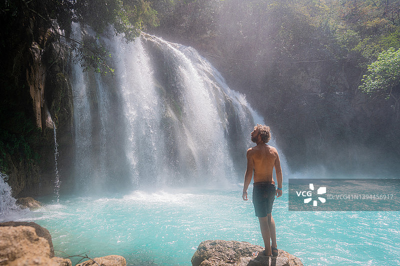 男子站在墨西哥恰帕斯州埃尔奇夫隆瀑布旁图片素材