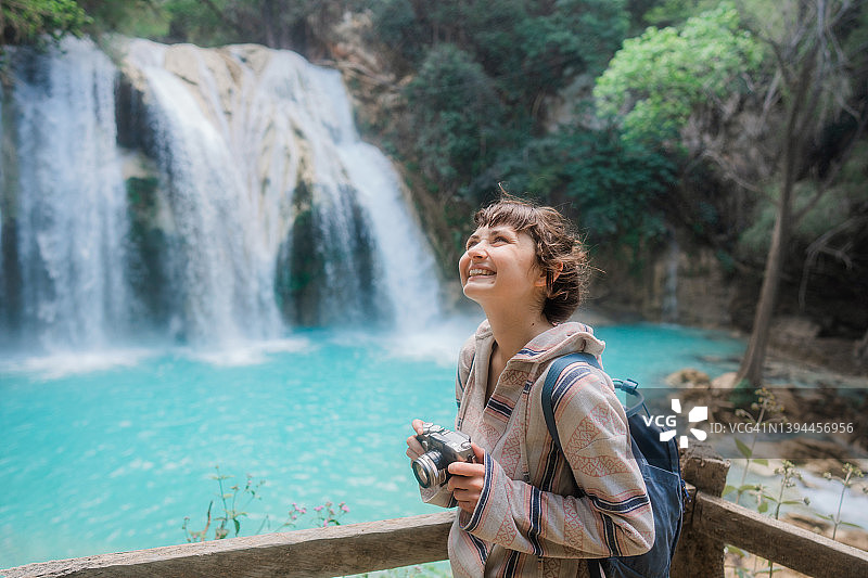 在墨西哥恰帕斯州埃尔奇夫隆瀑布附近拍照的女人图片素材
