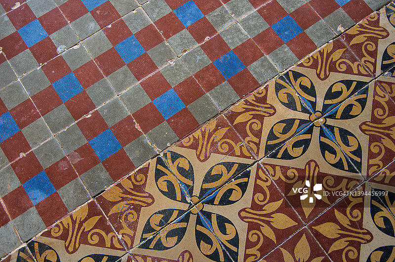 西班牙殖民风格庄园的瓷砖拼接图片素材