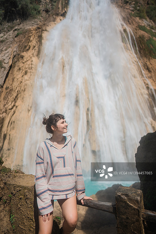 在墨西哥恰帕斯埃尔奇夫隆瀑布附近的女人图片素材