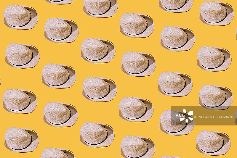 黄色背景上带深色丝带的钩针夏季帽子图案，夏季遮阳隔热图片素材