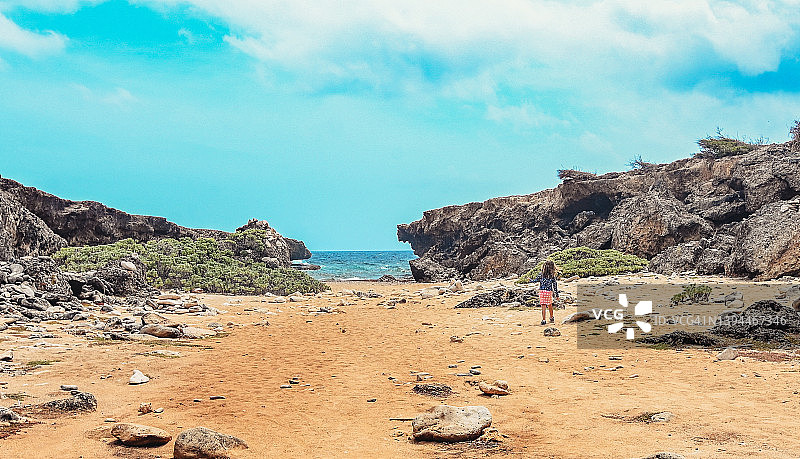 在Shete Boca的Curaçao加勒比岛上，孩子们正在探索美丽的海洋和岩石图片素材