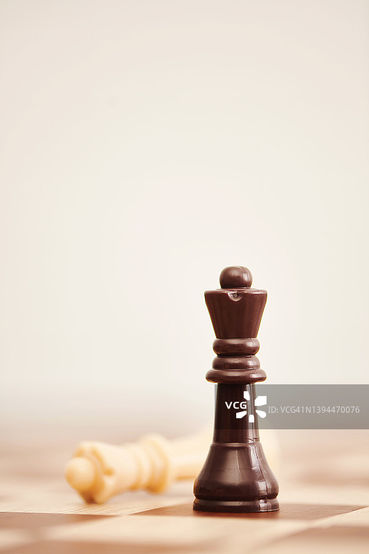 国际象棋比赛，双后棋子，聚焦棋子，策略与竞争概念图片素材