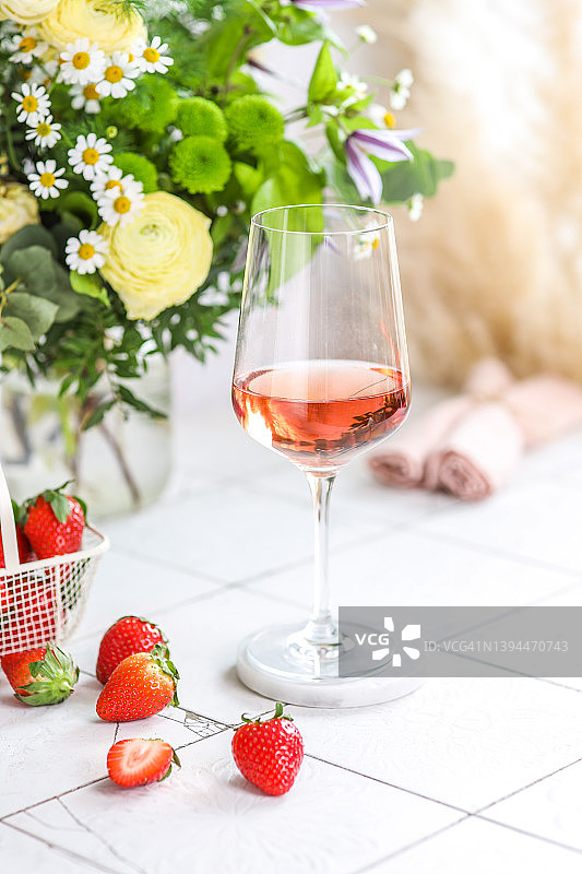 春夏季节的草莓桃红葡萄酒杯图片素材